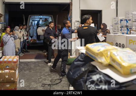 ENSCHEDE - les résidents locaux chargent un camion après une campagne spontanée de collecte de fonds à Enschede pour les victimes du tremblement de terre au Maroc. Les fournitures de secours seront transférées au Maroc à une fondation amicale qui assurera une distribution plus poussée dans la zone sinistrée. ANP VINCENT JANNINK netherlands Out - belgique Out Banque D'Images