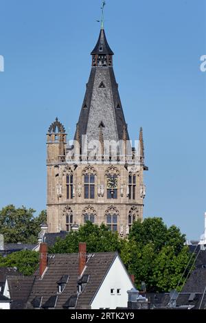 la tour médiévale de l'hôtel de ville avec de nombreuses sculptures de personnages célèbres de l'histoire de cologne s'élève au-dessus de la vieille ville Banque D'Images