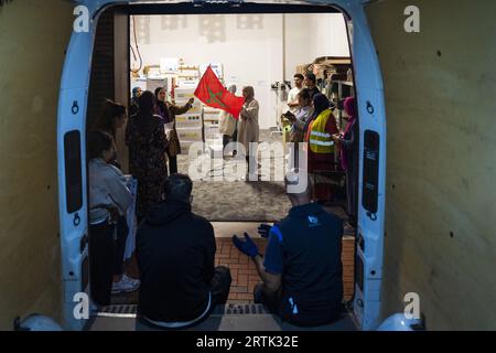 ENSCHEDE - les résidents locaux chargent un camion après une campagne spontanée de collecte de fonds à Enschede pour les victimes du tremblement de terre au Maroc. Les fournitures de secours seront transférées au Maroc à une fondation amicale qui assurera une distribution plus poussée dans la zone sinistrée. ANP VINCENT JANNINK netherlands Out - belgique Out Banque D'Images