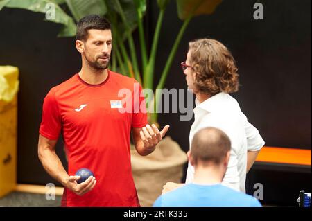 Valencia, Espagne. 13 septembre 2023. Novak Djokovic de Serbie et Feliciano Lopez vus lors de la séance d’entraînement de la coupe Davis à l’arène municipale de Fuente San Luis de Pabellon. (Photo de Germán Vidal/SOPA Images/Sipa USA) crédit : SIPA USA/Alamy Live News Banque D'Images