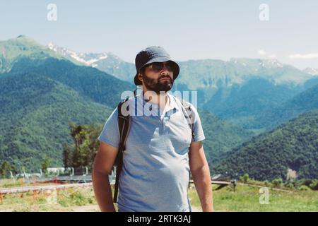 homme touristique barbu millenial portant un chapeau de seau, avec le trekking de sac à dos dans les montagnes Banque D'Images