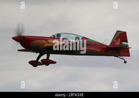 RJF01, un avion Extra EA.330LX de l'équipe de démonstration acrobatique Royal Jordanian Falcons, à leur arrivée pour le Royal International Air Tattoo 2023 (riat 2023) qui s'est tenu à la RAF Fairford dans le Gloucestershire, en Angleterre. L'équipe est légèrement inhabituelle en ce qu'elle est à la fois militaire et civile, l'avion étant détenu et entretenu par Royal Jordanian Airlines, mais piloté par le personnel de la Royal Jordanian Air Force. Banque D'Images