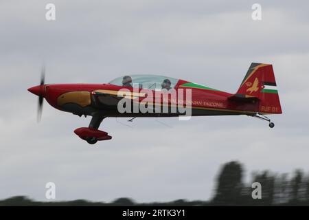 RJF01, un avion Extra EA.330LX de l'équipe de démonstration acrobatique Royal Jordanian Falcons, à leur arrivée pour le Royal International Air Tattoo 2023 (riat 2023) qui s'est tenu à la RAF Fairford dans le Gloucestershire, en Angleterre. L'équipe est légèrement inhabituelle en ce qu'elle est à la fois militaire et civile, l'avion étant détenu et entretenu par Royal Jordanian Airlines, mais piloté par le personnel de la Royal Jordanian Air Force. Banque D'Images