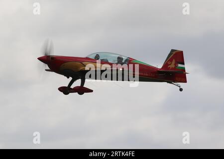 RJF03, un avion Extra EA.330LX de l'équipe de démonstration acrobatique Royal Jordanian Falcons, à leur arrivée pour le Royal International Air Tattoo 2023 (riat 2023) qui s'est tenu à la RAF Fairford dans le Gloucestershire, en Angleterre. L'équipe est légèrement inhabituelle en ce qu'elle est à la fois militaire et civile, l'avion étant détenu et entretenu par Royal Jordanian Airlines, mais piloté par le personnel de la Royal Jordanian Air Force. Banque D'Images