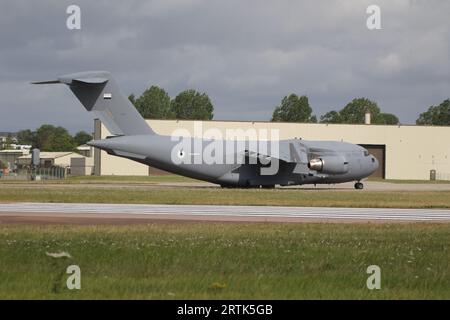 1229 (100407), un Boeing C-17a Globemaster III exploité par l'United Arab Emirates Air Force (UAEAF), arrivant à la RAF Fairford dans le Gloucestershire, en Angleterre, pour participer au Royal International Air Tattoo 2023 (riat 2023). Banque D'Images