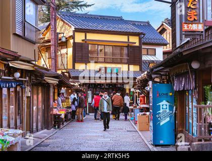 tokyo, japon - décembre 31 2022 : rue pavée appelée Kashiya ou Dagashi Yokochô dans le quartier historique de Koedo Kawagoe avec des touristes visitant les magasins de tr Banque D'Images