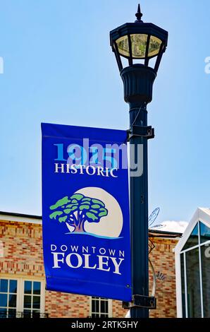 Une bannière est accrochée au centre-ville de Foley, le 19 août 2023, à Foley, Alabama. Foley a été constituée en société en 1915 et avait une population de 20 335 habitants en 2020. Banque D'Images