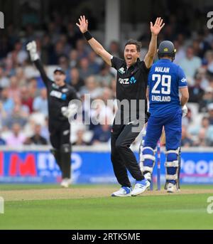 Londres ANGLETERRE - 13 2023 septembre : Trent Boult de Nouvelle-Zélande célèbre pour avoir pris le guichet de Dawid Malan d'Angleterre lors du troisième match international Metro Bank One Day entre l'Angleterre et la Nouvelle-Zélande au Kia Oval . Londres Banque D'Images