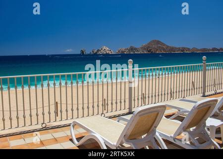 Chaises longues Sun avec vue sur les Cabo Arches et les eaux turquoise de Cabo San Lucas, une ville de villégiature sur la pointe sud de Baja Calif au Mexique Banque D'Images