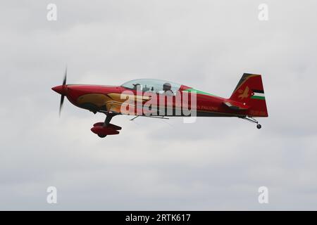 RJF04, un avion Extra EA.330LX de l'équipe de démonstration acrobatique Royal Jordanian Falcons, à leur arrivée pour le Royal International Air Tattoo 2023 (riat 2023) qui s'est tenu à la RAF Fairford dans le Gloucestershire, en Angleterre. L'équipe est légèrement inhabituelle en ce qu'elle est à la fois militaire et civile, l'avion étant détenu et entretenu par Royal Jordanian Airlines, mais piloté par le personnel de la Royal Jordanian Air Force. Banque D'Images