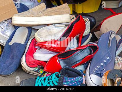 Pile de chaussures usagées pour femmes d'occasion vendues à l'extérieur sur le marché aux puces Banque D'Images