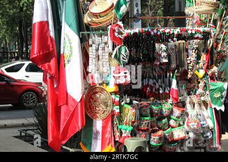 Mexico, Mexique - 6 septembre 2023 : Stall de rue vendant des drapeaux tricolores mexicains, des roues d'épingle, des chapeaux et d'autres articles nationaux Banque D'Images