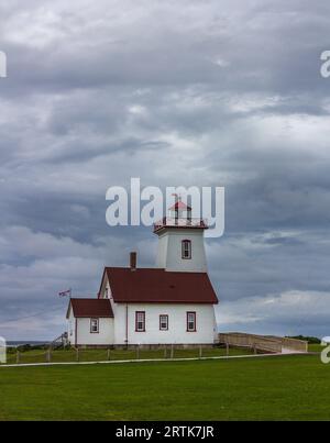 Phare de Wood Islands, Île-du-Prince-Édouard, Canada, par temps nuageux. Banque D'Images