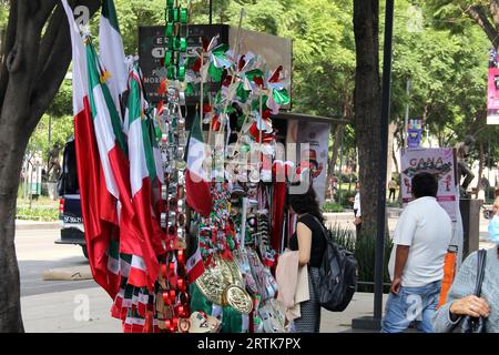 Mexico, Mexique - 6 septembre 2023 : Stall de rue vendant des drapeaux tricolores mexicains, des roues d'épingle, des chapeaux et d'autres articles nationaux Banque D'Images