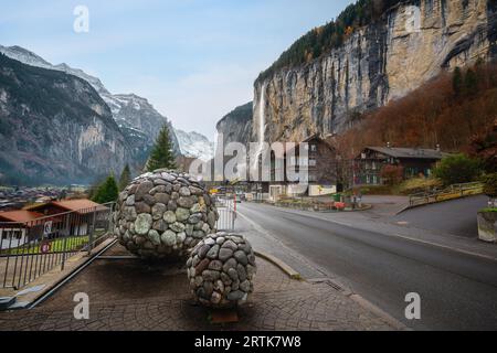 Vue sur Lauterbrunnen et les chutes de Staubbach - Lauterbrunnen, Suisse Banque D'Images