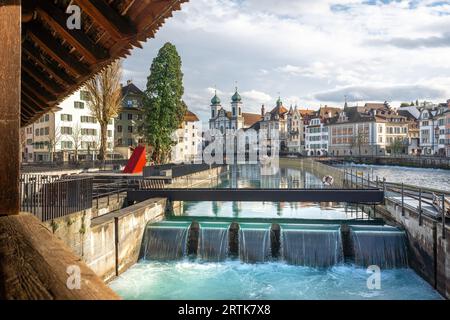 Barrage d'aiguilles à la rivière Reuss avec église jésuite - Lucerne, Suisse Banque D'Images