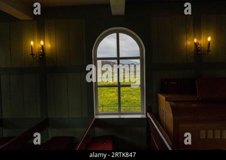 Fenêtre avec vue sur la campagne dans la petite église paroissiale du parc national de Þingvellir, Islande. Banque D'Images