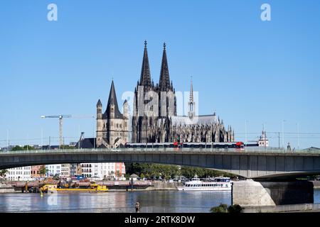 cologne, allemagne septembre 05 2023 : vue de deutz sur le pont de la vieille ville de cologne avec la cathédrale et la Grande église Saint Martin Banque D'Images