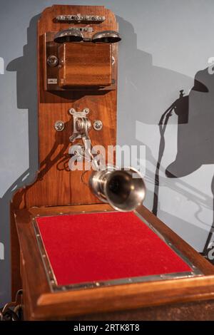 Vieux téléphone mural en bois au Musée national du Liechtenstein - Vaduz, Liechtenstein Banque D'Images