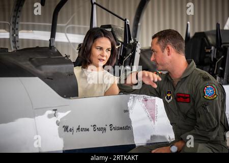 Wichita Falls, États-Unis. 13 septembre 2023. Annalena Baerbock (Bündnis90/Die Grünen), ministre des Affaires étrangères, demande à Patrick Pahlke d'expliquer l'avion d'entraînement T-6 lors d'une visite au Commandement de l'entraînement de la Force aérienne allemande à la base aérienne de Sheppard à Wichita Falls. Crédit : Michael Kappeler/dpa/Alamy Live News Banque D'Images