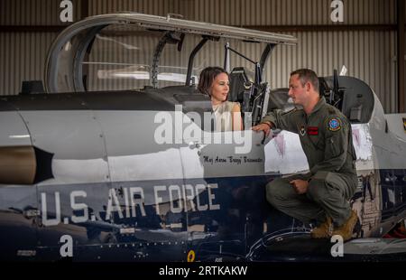 Wichita Falls, États-Unis. 13 septembre 2023. Annalena Baerbock (Bündnis90/Die Grünen), ministre des Affaires étrangères, demande à Patrick Pahlke d'expliquer l'avion d'entraînement T-6 lors d'une visite au Commandement de l'entraînement de la Force aérienne allemande à la base aérienne de Sheppard à Wichita Falls. Crédit : Michael Kappeler/dpa/Alamy Live News Banque D'Images