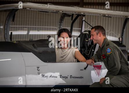 Wichita Falls, États-Unis. 13 septembre 2023. Annalena Baerbock (Bündnis90/Die Grünen), ministre des Affaires étrangères, demande à Patrick Pahlke d'expliquer l'avion d'entraînement T-6 lors d'une visite au Commandement de l'entraînement de la Force aérienne allemande à la base aérienne de Sheppard à Wichita Falls. Crédit : Michael Kappeler/dpa/Alamy Live News Banque D'Images