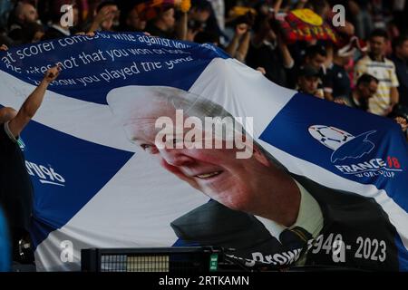 Les fans écossais déploient une bannière en souvenir de l'ancien entraîneur Craig Brown lors du 150th Anniversary Heritage Match entre l'Écosse et l'Angleterre à Hampden Park, Glasgow, le mardi 12 septembre 2023. (Photo : Mark Fletcher | MI News) crédit : MI News & Sport / Alamy Live News Banque D'Images