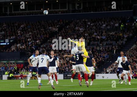 Angus Gunn, d’Écosse, frappe au clair lors du 150e anniversaire Heritage Match entre l’Écosse et l’Angleterre à Hampden Park, Glasgow, le mardi 12 septembre 2023. (Photo : Mark Fletcher | MI News) crédit : MI News & Sport / Alamy Live News Banque D'Images