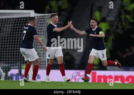 Les écossais John McGinn (G), Scott McTominay (C) et Andy Roberston célèbrent leur but lors du 150e anniversaire Heritage Match entre l'Écosse et l'Angleterre à Hampden Park, Glasgow, le mardi 12 septembre 2023. (Photo : Mark Fletcher | MI News) crédit : MI News & Sport / Alamy Live News Banque D'Images