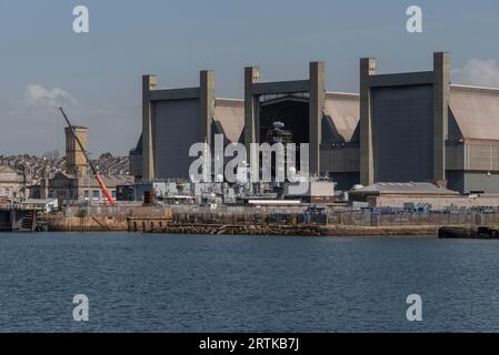 Devonport Dockyard, Plymouth, Devon, Angleterre, Royaume-Uni. 6 septembre 2023. Bâtiments du chantier naval de Devonport et navire de la marine en maintenance, River Tamar, P Banque D'Images