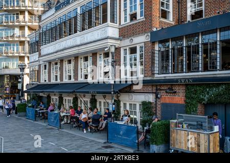 Clients assis devant le Swan Bar/Restaurant, Bankside, Londres, Royaume-Uni. Banque D'Images