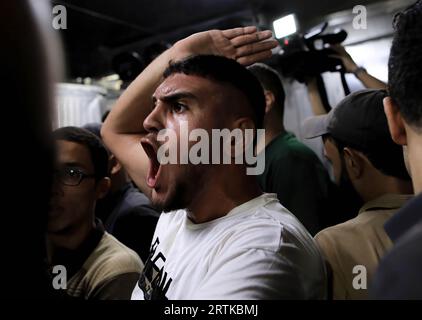 Gaza, Palestine. 13 septembre 2023. Les proches des Palestiniens qui ont perdu la vie à la suite de l'explosion pleurent à l'hôpital Al-Shifa de la ville de Gaza. Le ministère palestinien de la Santé a annoncé la mort d'au moins 5 personnes et un certain nombre de blessés lors d'une explosion qui s'est produite sur le site touristique séparant Gaza et Israël. (Photo Yousef Masoud/SOPA Images/Sipa USA) crédit : SIPA USA/Alamy Live News Banque D'Images