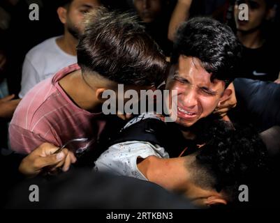 Gaza, Palestine. 13 septembre 2023. Les proches des Palestiniens qui ont perdu la vie à la suite de l'explosion pleurent à l'hôpital Al-Shifa de la ville de Gaza. Le ministère palestinien de la Santé a annoncé la mort d'au moins 5 personnes et un certain nombre de blessés lors d'une explosion qui s'est produite sur le site touristique séparant Gaza et Israël. (Photo Yousef Masoud/SOPA Images/Sipa USA) crédit : SIPA USA/Alamy Live News Banque D'Images