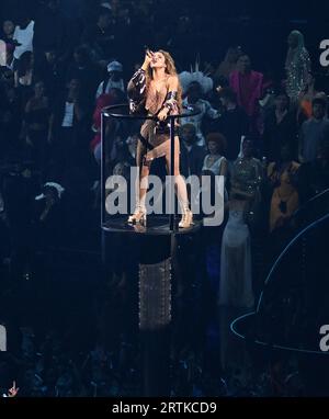 Newark, États-Unis. 12 septembre 2023. Shakira se produit sur scène aux MTV Video Music Awards 2023 le 12 septembre 2023 à Newark, New Jersey. Photo : Jeremy Smith/imageSPACE crédit : Imagespace/Alamy Live News Banque D'Images