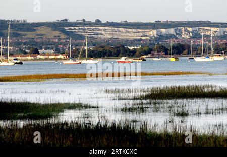 CHEMIN CÔTIER DE L'ANGLETERRE, VUE VERS LE CHALKPITS SUR PORTSDOWN HILL, PORTSMOUTH DE LA HARDWAY, GOSPORT, HANTS. PIC MIKE WALKER 2023 Banque D'Images