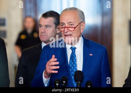 Chuck Schumer (démocrate de New York), leader de la majorité au Sénat des États-Unis, prononce une allocution lors d'un point de presse lors du Forum sur l'intelligence artificielle bipartisane (IA) du Sénat des États-Unis dans la salle Kennedy Caucus sur Capitol Hill à Washington, DC, le mercredi 13 septembre 2023. Crédit : Rod Lamkey/CNP/MediaPunch Banque D'Images