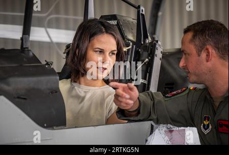 Wichita Falls, États-Unis. 13 septembre 2023. Annalena Baerbock (Bündnis90/Die Grünen), ministre des Affaires étrangères, demande à Patrick Pahlke d'expliquer l'avion d'entraînement T-6 lors d'une visite au Commandement de l'entraînement de la Force aérienne allemande à la base aérienne de Sheppard à Wichita Falls. Crédit : Michael Kappeler/dpa/Alamy Live News Banque D'Images