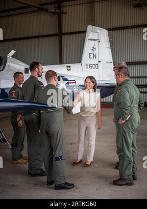 Wichita Falls, États-Unis. 13 septembre 2023. Annalena Baerbock (Bündnis90/Die Grünen), ministre des Affaires étrangères, écoute des soldats expliquer l'avion d'entraînement T-6 lors d'une visite au Commandement de l'entraînement de l'armée de l'air allemande à la base aérienne de Sheppard à Wichita Falls. Crédit : Michael Kappeler/dpa/Alamy Live News Banque D'Images