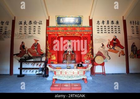 Luanzhou, Chine - 6 juin 2021 : sculpture de Confucius dans le temple confucéen, Chine du Nord Banque D'Images
