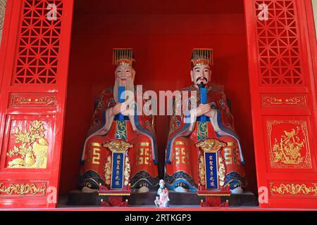 Luanzhou, Chine - 6 juin 2021 : des sages confucéens sont sculptés dans un temple, dans le nord de la Chine Banque D'Images