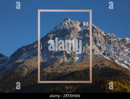 Cadre en bois et belles montagnes sous ciel bleu Banque D'Images