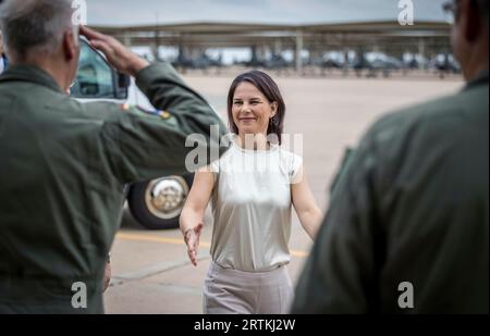 Wichita Falls, Vereinigte Staaten. 13 septembre 2023. Annalena Baerbock (Buendnis 90/Die Gruenen), ministre fédérale des Affaires étrangères, photographiée dans le cadre de son voyage au Texas, USA. Ici lors d'une visite au Commandement de l'entraînement tactique de la Force aérienne à la base aérienne américaine Sheppard à Wichita Falls. Crédit : dpa/Alamy Live News Banque D'Images