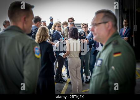 Wichita Falls, Vereinigte Staaten. 13 septembre 2023. Annalena Baerbock (Buendnis 90/Die Gruenen), ministre fédérale des Affaires étrangères, photographiée dans le cadre de son voyage au Texas, USA. Ici lors d'une visite au Commandement de l'entraînement tactique de la Force aérienne à la base aérienne américaine Sheppard à Wichita Falls. Crédit : dpa/Alamy Live News Banque D'Images