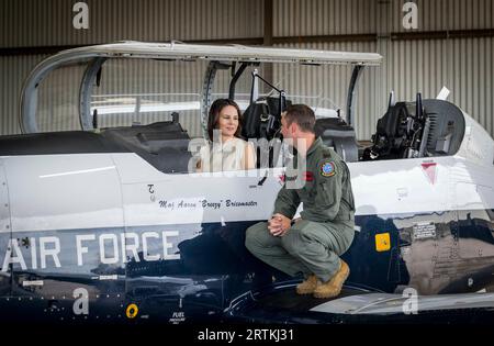 Wichita Falls, Vereinigte Staaten. 13 septembre 2023. Annalena Baerbock (Buendnis 90/Die Gruenen), ministre fédérale des Affaires étrangères, photographiée dans le cadre de son voyage au Texas, USA. Ici lors d'une visite au Commandement de l'entraînement tactique de la Force aérienne à la base aérienne américaine Sheppard à Wichita Falls. Ici, dans un avion d'entraînement T6 avec Patrick Pahert, étudiant en vol. Crédit : dpa/Alamy Live News Banque D'Images