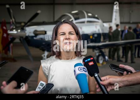 Wichita Falls, Vereinigte Staaten. 13 septembre 2023. Annalena Baerbock (Buendnis 90/Die Gruenen), ministre fédérale des Affaires étrangères, photographiée dans le cadre de son voyage au Texas, USA. Ici lors d'une visite au Commandement de l'entraînement tactique de la Force aérienne à la base aérienne américaine Sheppard à Wichita Falls. Ici, devant un avion d'entraînement T6. Crédit : dpa/Alamy Live News Banque D'Images