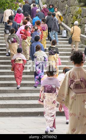 Les japonaises de Kimonos montent les escaliers du temple Otowa-san Kiyomizu Dera, Kyoto JP Banque D'Images