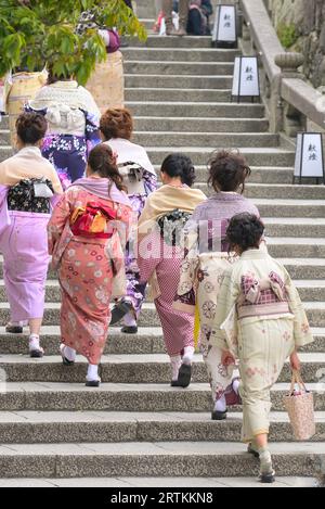 Les japonaises de Kimonos montent les escaliers du temple Otowa-san Kiyomizu Dera, Kyoto JP Banque D'Images