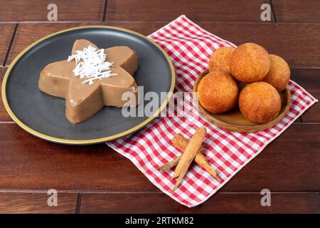 Délicieux crème anglaise et beignets - nourriture colombienne de Noël Banque D'Images