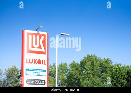 Photo du panneau Lukoil sur leur station-service pour la Serbie à Belgrade. Lukoil Oil Company est une multinationale russe spécialisée dans l'énergie Banque D'Images