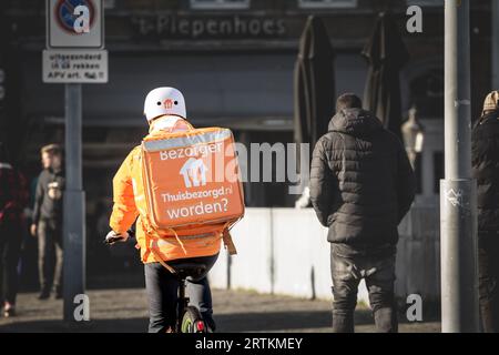 Photo d'un sac de livraison de nourriture avec le logo de thuisbezorgd sur un vélo de livraison à Maastricht. Thuisbezorgd est une plate-forme web faisant partie de la prise de groupe Banque D'Images